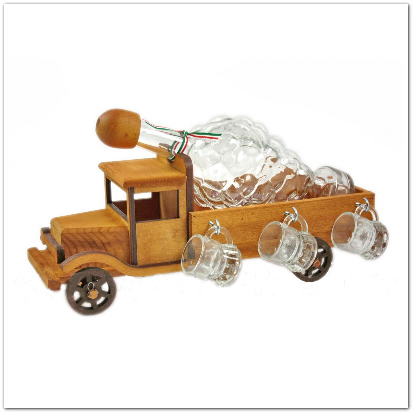 Régi teherautós pálinkás üveg és röviditalos pohár szett fa autó alakú tartóban