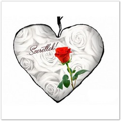 Szív alakú díszpárna vörös rózsával, Szeretlek felirattal, 45cmx36cm